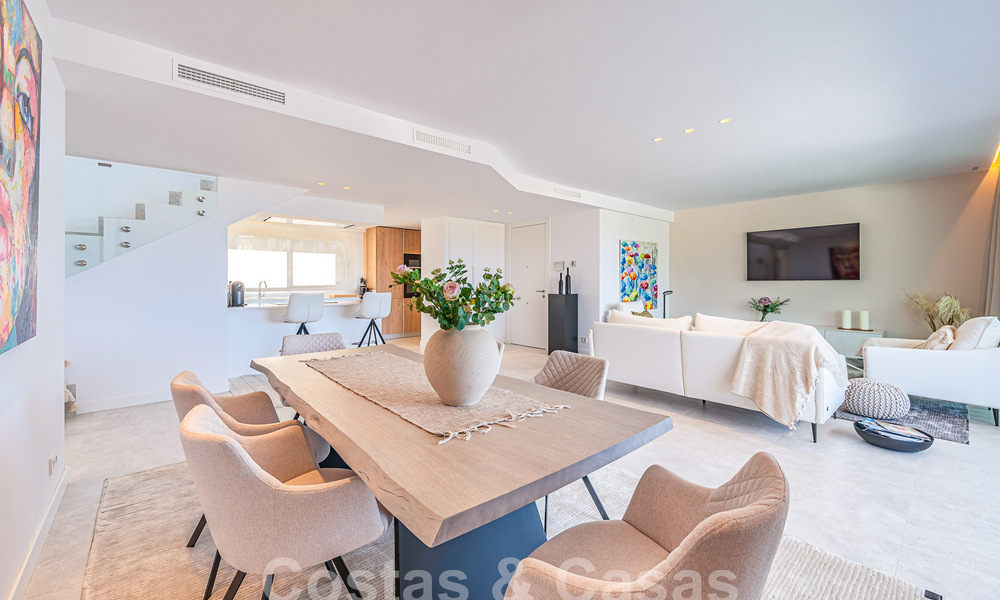 Listo para entrar a vivir! Moderno y lujoso ático en venta en primera línea de golf, con vistas al mar y al golf, Marbella Este 62298