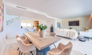 Listo para entrar a vivir! Moderno y lujoso ático en venta en primera línea de golf, con vistas al mar y al golf, Marbella Este 62298 