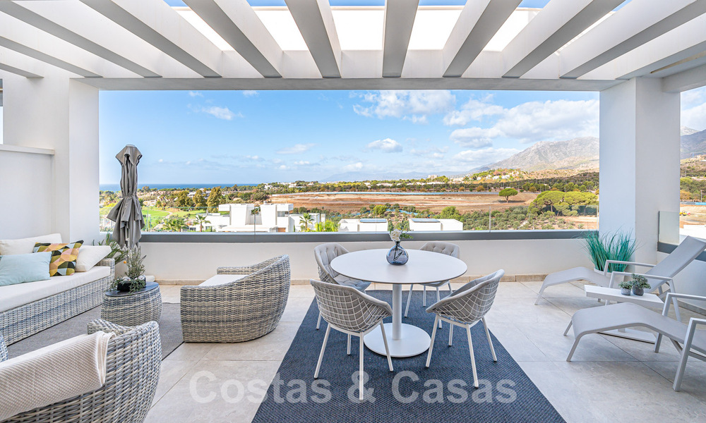 Listo para entrar a vivir! Moderno y lujoso ático en venta en primera línea de golf, con vistas al mar y al golf, Marbella Este 62299