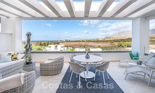 Listo para entrar a vivir! Moderno y lujoso ático en venta en primera línea de golf, con vistas al mar y al golf, Marbella Este 62299 