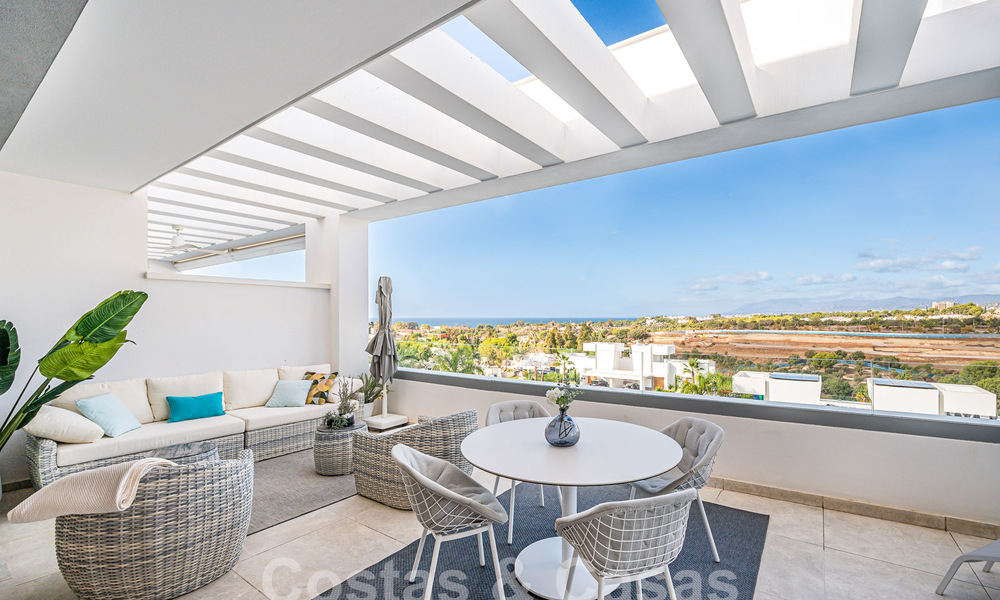 Listo para entrar a vivir! Moderno y lujoso ático en venta en primera línea de golf, con vistas al mar y al golf, Marbella Este 62300