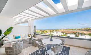 Listo para entrar a vivir! Moderno y lujoso ático en venta en primera línea de golf, con vistas al mar y al golf, Marbella Este 62300 