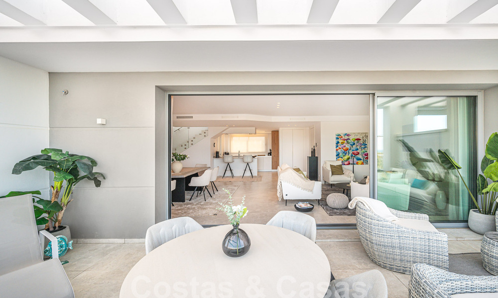 Listo para entrar a vivir! Moderno y lujoso ático en venta en primera línea de golf, con vistas al mar y al golf, Marbella Este 62302