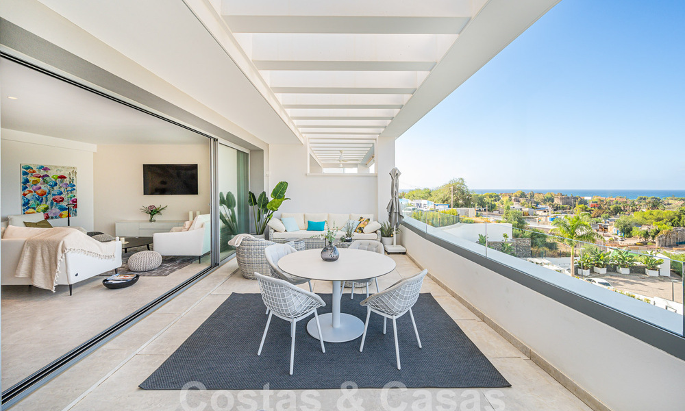 Listo para entrar a vivir! Moderno y lujoso ático en venta en primera línea de golf, con vistas al mar y al golf, Marbella Este 62303