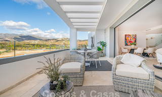Listo para entrar a vivir! Moderno y lujoso ático en venta en primera línea de golf, con vistas al mar y al golf, Marbella Este 62304 