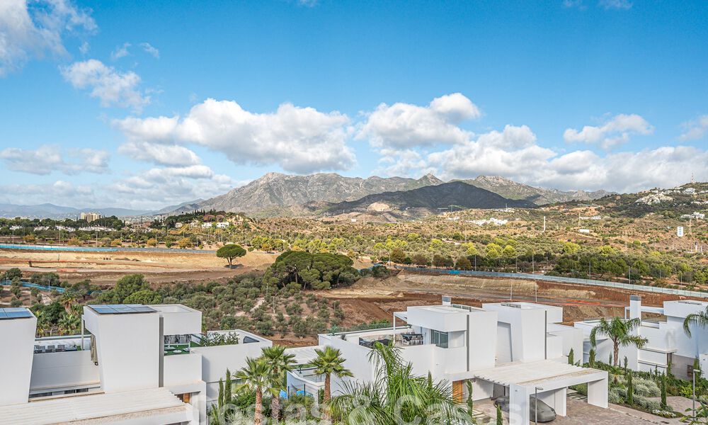 Listo para entrar a vivir! Moderno y lujoso ático en venta en primera línea de golf, con vistas al mar y al golf, Marbella Este 62305