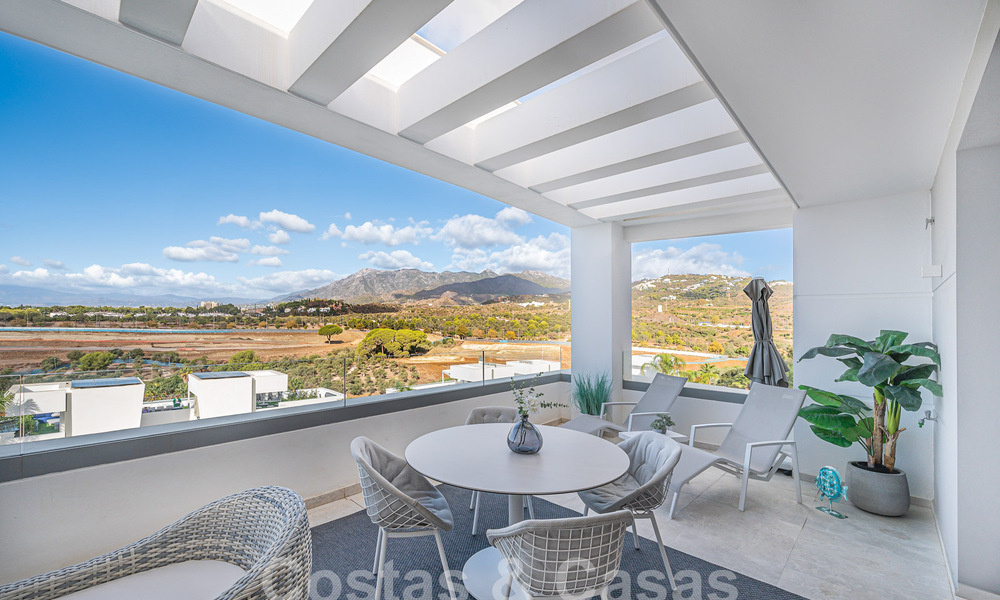 Listo para entrar a vivir! Moderno y lujoso ático en venta en primera línea de golf, con vistas al mar y al golf, Marbella Este 62306