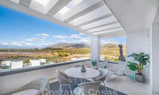 Listo para entrar a vivir! Moderno y lujoso ático en venta en primera línea de golf, con vistas al mar y al golf, Marbella Este 62306 