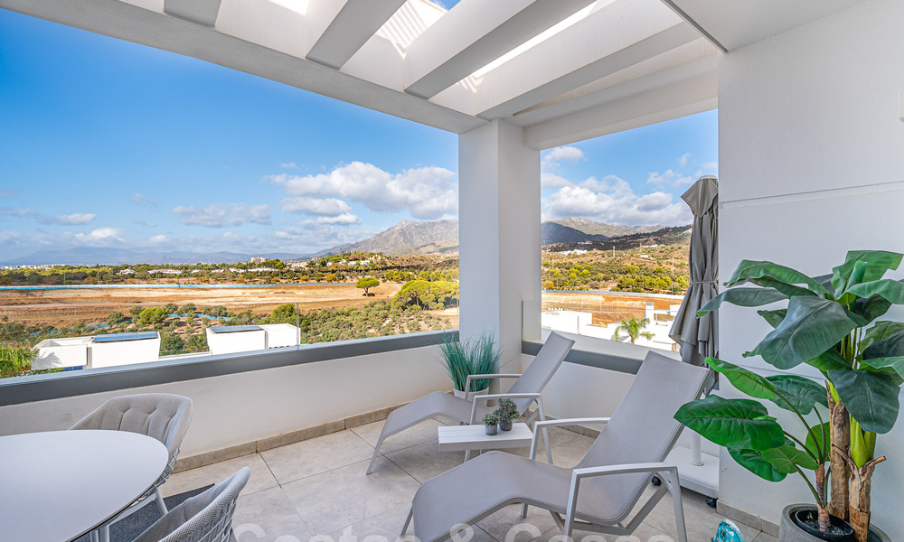 Listo para entrar a vivir! Moderno y lujoso ático en venta en primera línea de golf, con vistas al mar y al golf, Marbella Este 62307