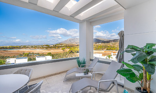 Listo para entrar a vivir! Moderno y lujoso ático en venta en primera línea de golf, con vistas al mar y al golf, Marbella Este 62307 