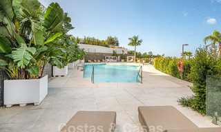 Listo para entrar a vivir! Moderno y lujoso ático en venta en primera línea de golf, con vistas al mar y al golf, Marbella Este 62313 