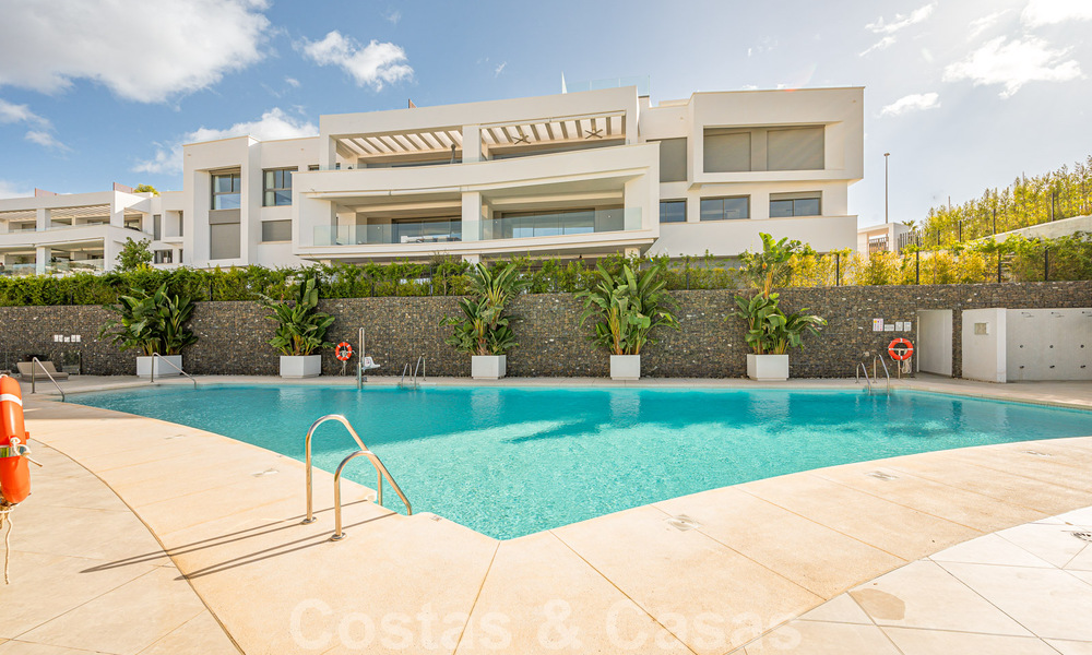 Listo para entrar a vivir! Moderno y lujoso ático en venta en primera línea de golf, con vistas al mar y al golf, Marbella Este 62315