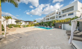 Listo para entrar a vivir! Moderno y lujoso ático en venta en primera línea de golf, con vistas al mar y al golf, Marbella Este 62316 