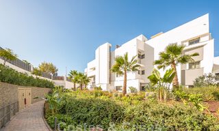 Listo para entrar a vivir! Moderno y lujoso ático en venta en primera línea de golf, con vistas al mar y al golf, Marbella Este 62317 