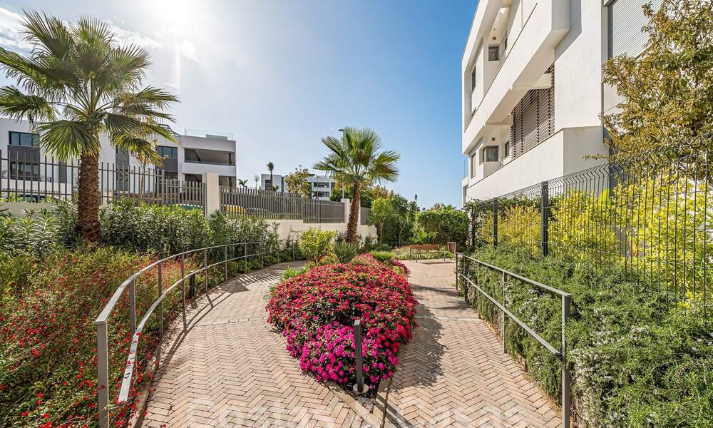Listo para entrar a vivir! Moderno y lujoso ático en venta en primera línea de golf, con vistas al mar y al golf, Marbella Este 62318