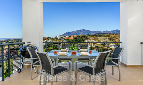 Amplio y moderno apartamento en venta con vistas panorámicas al golf y al mar en un resort de golf de cinco estrellas en Benahavis – Marbella 62319
