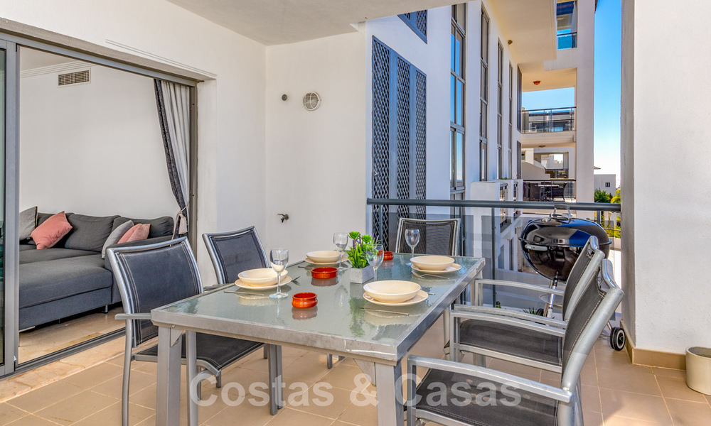 Amplio y moderno apartamento en venta con vistas panorámicas al golf y al mar en un resort de golf de cinco estrellas en Benahavis – Marbella 62320