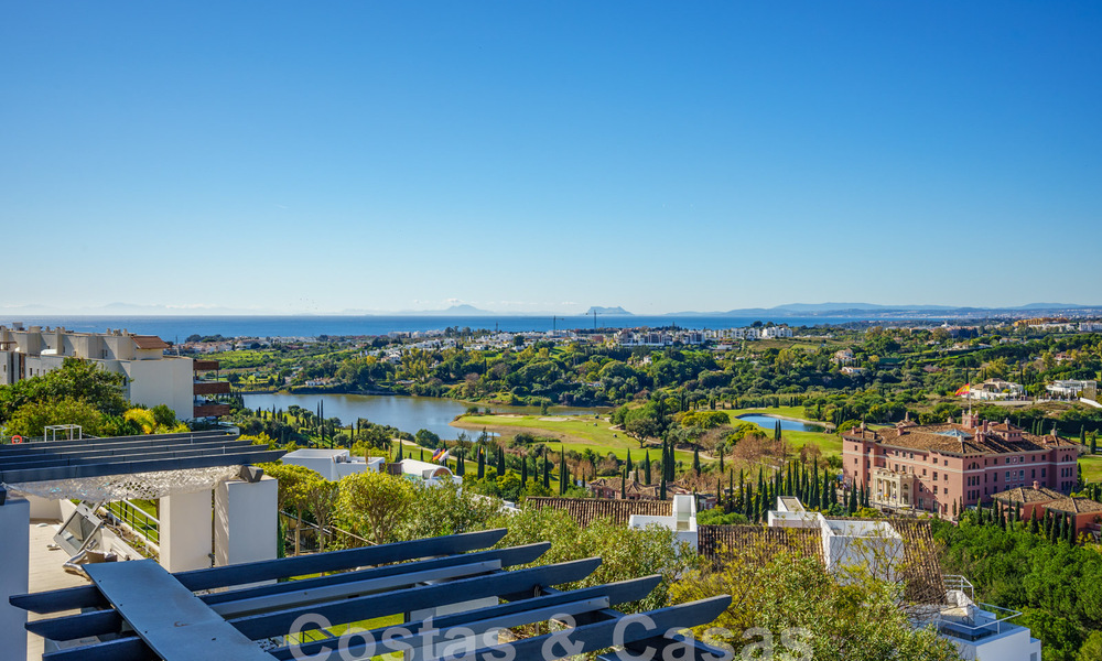 Amplio y moderno apartamento en venta con vistas panorámicas al golf y al mar en un resort de golf de cinco estrellas en Benahavis – Marbella 62323