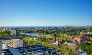 Amplio y moderno apartamento en venta con vistas panorámicas al golf y al mar en un resort de golf de cinco estrellas en Benahavis – Marbella 62323 