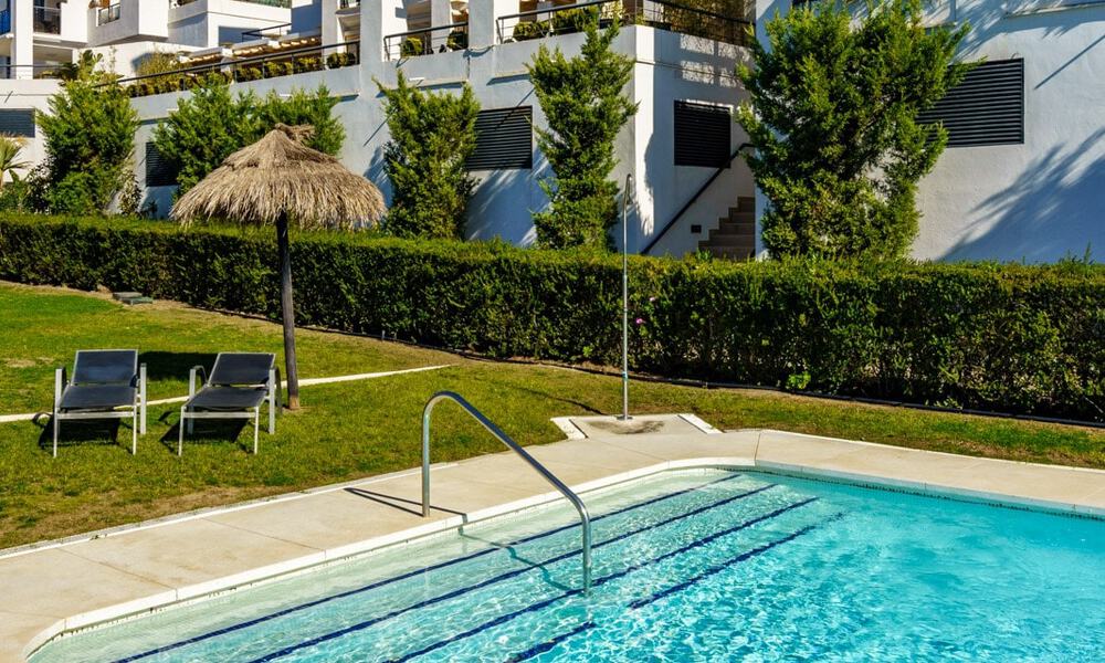 Amplio y moderno apartamento en venta con vistas panorámicas al golf y al mar en un resort de golf de cinco estrellas en Benahavis – Marbella 62325