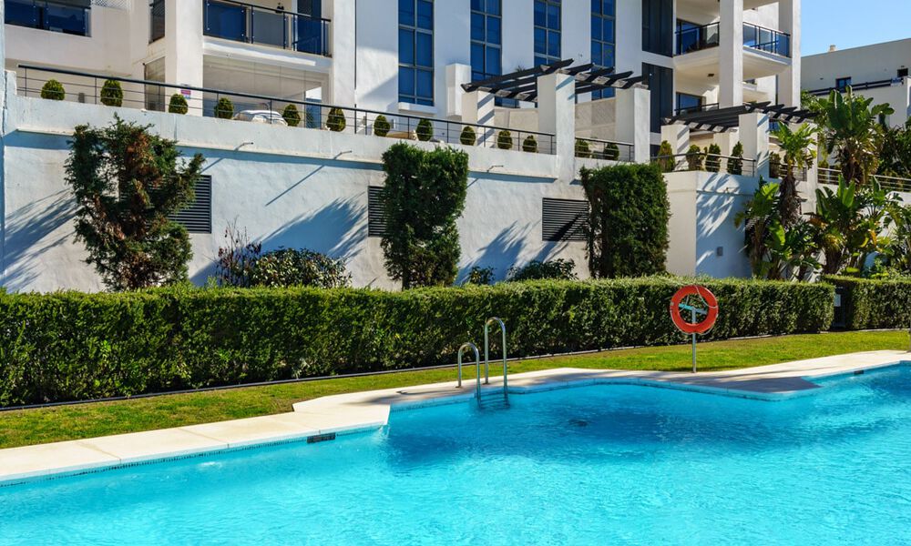 Amplio y moderno apartamento en venta con vistas panorámicas al golf y al mar en un resort de golf de cinco estrellas en Benahavis – Marbella 62326