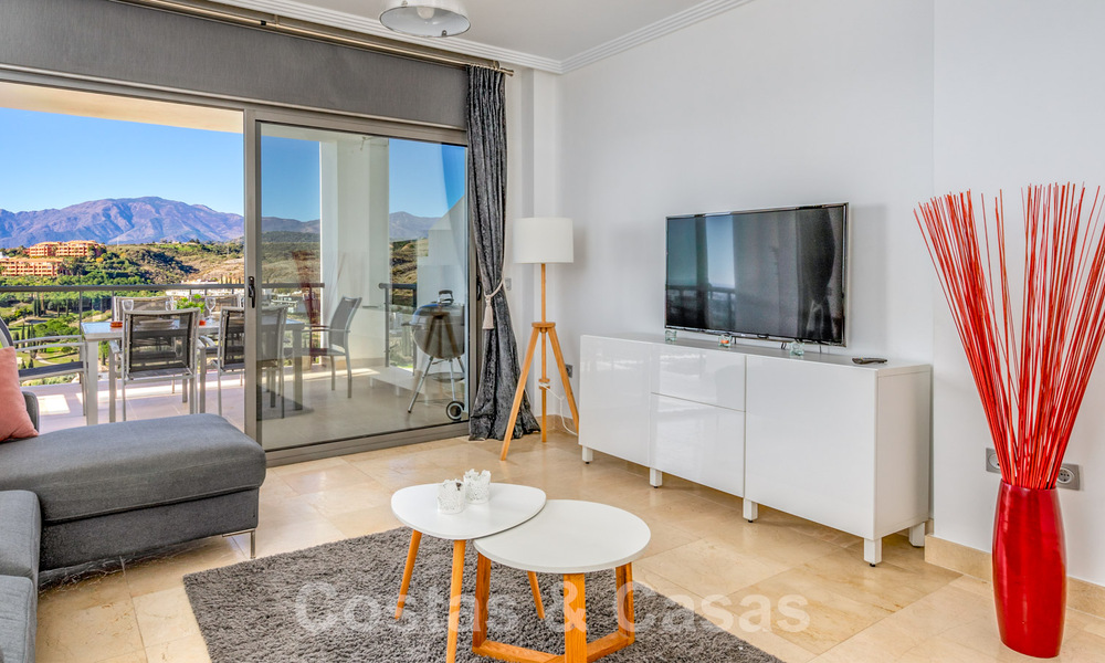 Amplio y moderno apartamento en venta con vistas panorámicas al golf y al mar en un resort de golf de cinco estrellas en Benahavis – Marbella 62327