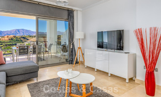 Amplio y moderno apartamento en venta con vistas panorámicas al golf y al mar en un resort de golf de cinco estrellas en Benahavis – Marbella 62327 