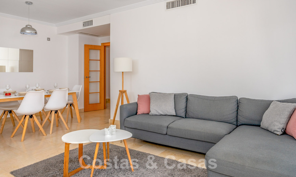 Amplio y moderno apartamento en venta con vistas panorámicas al golf y al mar en un resort de golf de cinco estrellas en Benahavis – Marbella 62328