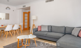 Amplio y moderno apartamento en venta con vistas panorámicas al golf y al mar en un resort de golf de cinco estrellas en Benahavis – Marbella 62328 