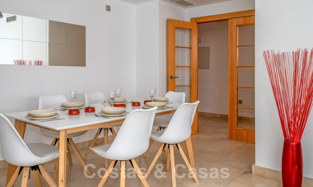 Amplio y moderno apartamento en venta con vistas panorámicas al golf y al mar en un resort de golf de cinco estrellas en Benahavis – Marbella 62330