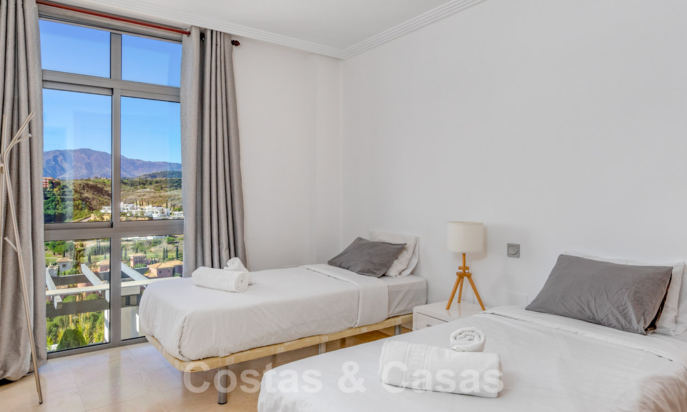 Amplio y moderno apartamento en venta con vistas panorámicas al golf y al mar en un resort de golf de cinco estrellas en Benahavis – Marbella 62337