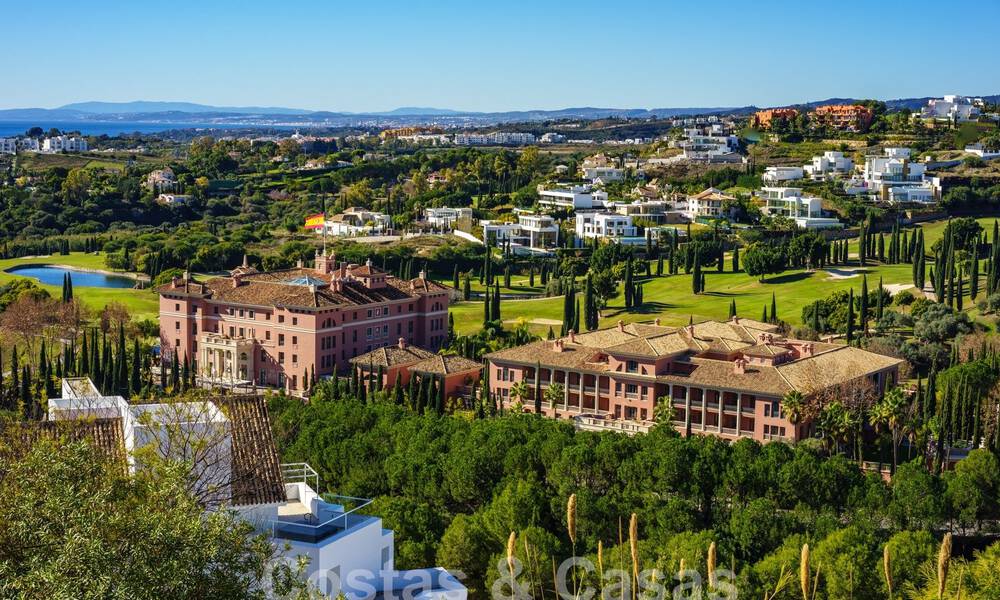 Amplio y moderno apartamento en venta con vistas panorámicas al golf y al mar en un resort de golf de cinco estrellas en Benahavis – Marbella 62339
