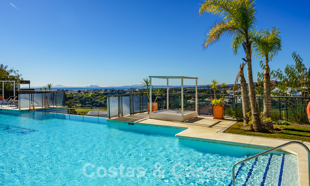Amplio y moderno apartamento en venta con vistas panorámicas al golf y al mar en un resort de golf de cinco estrellas en Benahavis – Marbella 62340