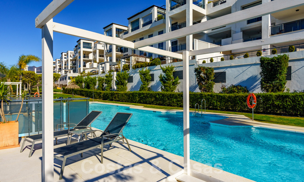 Amplio y moderno apartamento en venta con vistas panorámicas al golf y al mar en un resort de golf de cinco estrellas en Benahavis – Marbella 62341