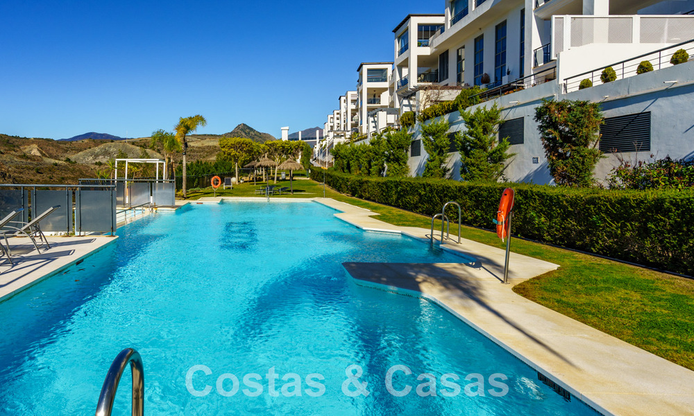 Amplio y moderno apartamento en venta con vistas panorámicas al golf y al mar en un resort de golf de cinco estrellas en Benahavis – Marbella 62342