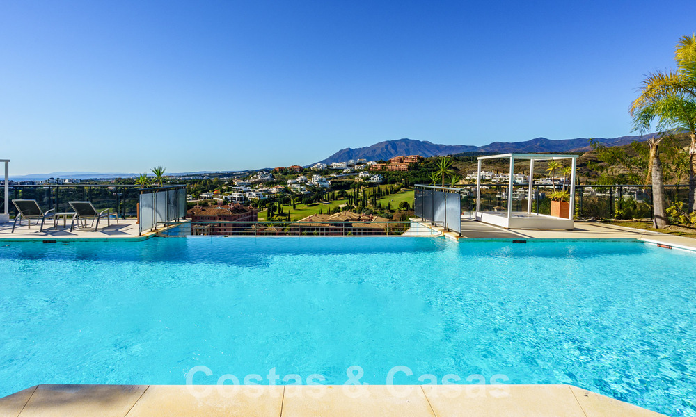 Amplio y moderno apartamento en venta con vistas panorámicas al golf y al mar en un resort de golf de cinco estrellas en Benahavis – Marbella 62343