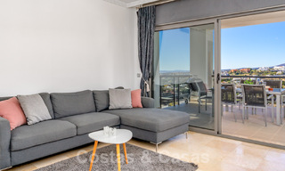 Amplio y moderno apartamento en venta con vistas panorámicas al golf y al mar en un resort de golf de cinco estrellas en Benahavis – Marbella 62344 