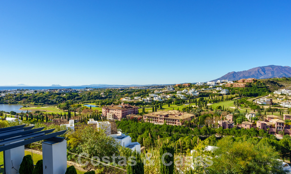 Amplio y moderno apartamento en venta con vistas panorámicas al golf y al mar en un resort de golf de cinco estrellas en Benahavis – Marbella 62345