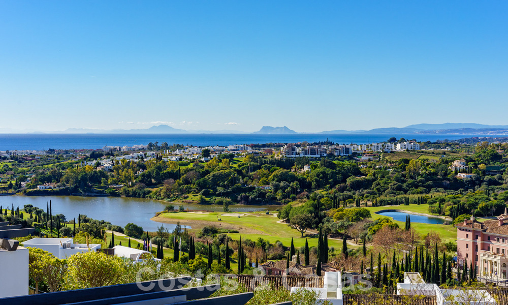 Amplio y moderno apartamento en venta con vistas panorámicas al golf y al mar en un resort de golf de cinco estrellas en Benahavis – Marbella 62346