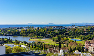 Amplio y moderno apartamento en venta con vistas panorámicas al golf y al mar en un resort de golf de cinco estrellas en Benahavis – Marbella 62346 