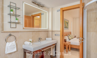 Apartamento en venta listo para entrar a vivir con amplias vistas al golf y al mar en un exclusivo complejo de golf en Benahavis - Marbella 62347 