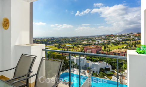 Apartamento en venta listo para entrar a vivir con amplias vistas al golf y al mar en un exclusivo complejo de golf en Benahavis - Marbella 62348