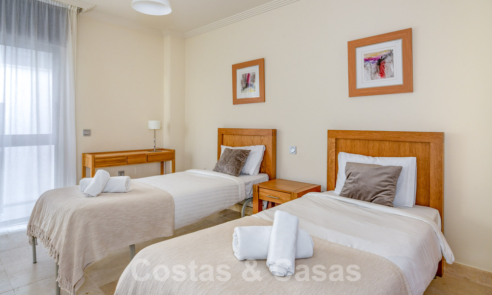 Apartamento en venta listo para entrar a vivir con amplias vistas al golf y al mar en un exclusivo complejo de golf en Benahavis - Marbella 62356