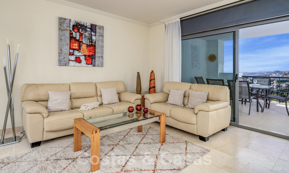 Apartamento en venta listo para entrar a vivir con amplias vistas al golf y al mar en un exclusivo complejo de golf en Benahavis - Marbella 62359