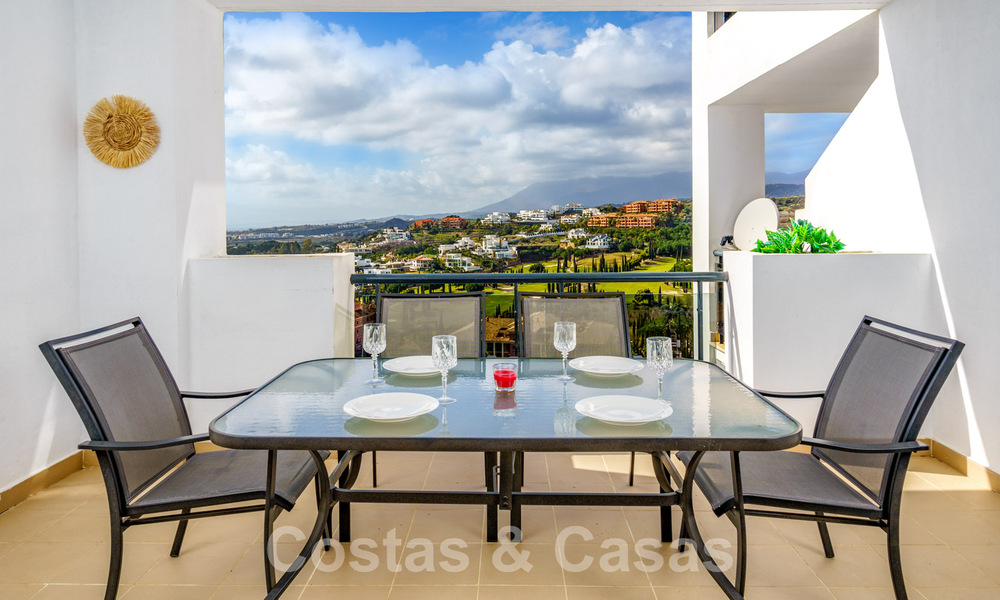 Apartamento en venta listo para entrar a vivir con amplias vistas al golf y al mar en un exclusivo complejo de golf en Benahavis - Marbella 62361