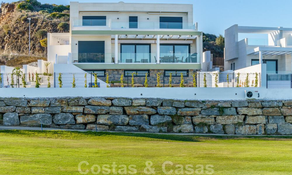 Nueva promoción de modernas villas de lujo en venta, en primera línea de golf con vistas al mar en Mijas, Costa del Sol 62443