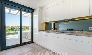 Nueva promoción de modernas villas de lujo en venta, en primera línea de golf con vistas al mar en Mijas, Costa del Sol 62449 