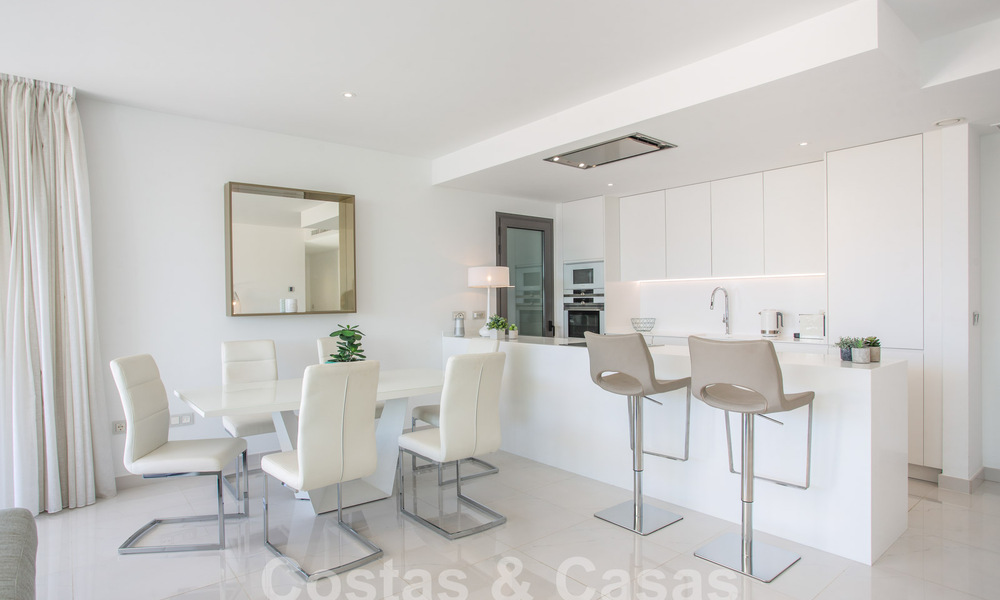 Moderno apartamento de 3 dormitorios con amplias terrazas en venta en la Nueva Milla de Oro entre Marbella y Estepona 62493