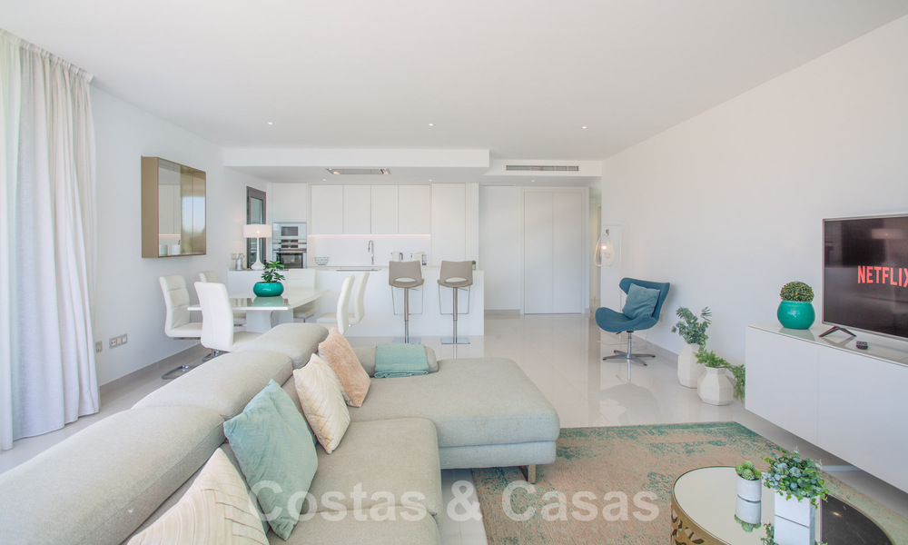 Moderno apartamento de 3 dormitorios con amplias terrazas en venta en la Nueva Milla de Oro entre Marbella y Estepona 62496