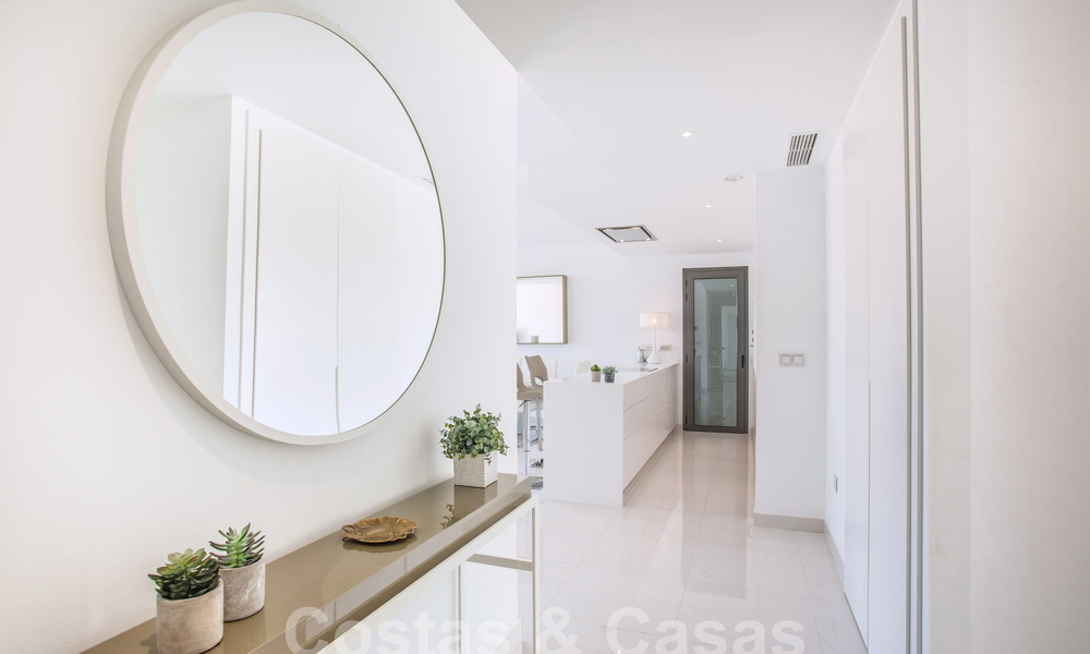 Moderno apartamento de 3 dormitorios con amplias terrazas en venta en la Nueva Milla de Oro entre Marbella y Estepona 62512